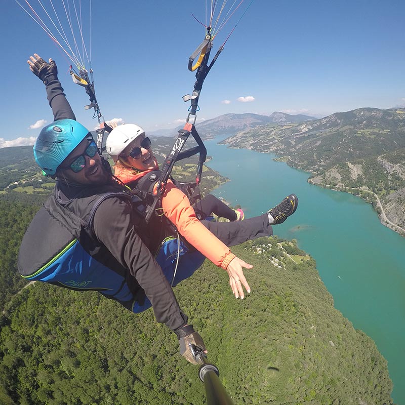 Vol parapente biplace au dessus de Savines le lac. 